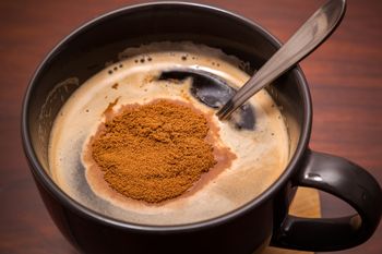 Czy na pewno wiesz, jak przygotować kawę rozpuszczalną? Ekspert bez ogródek wyjaśnia tę sprawę