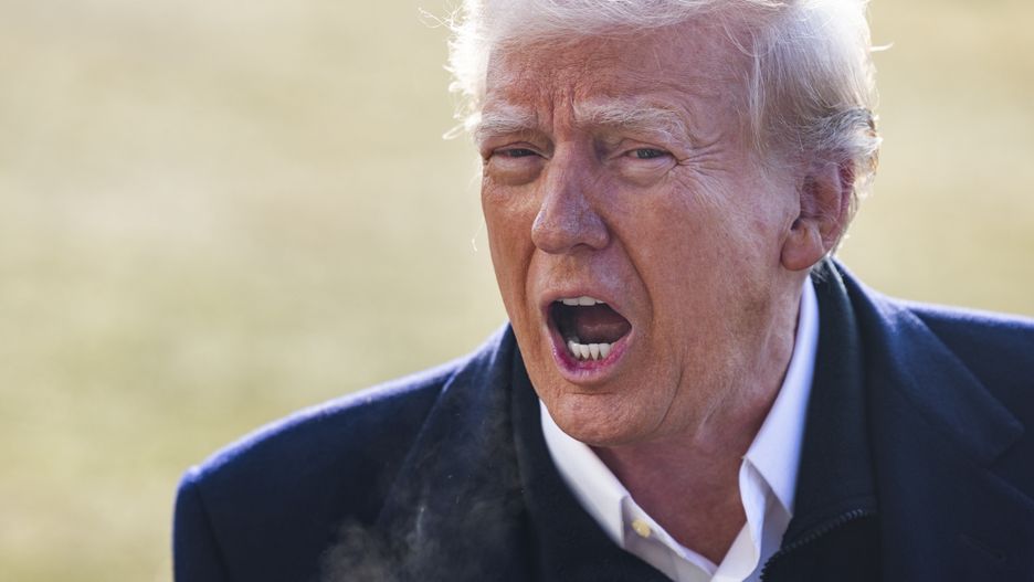 US President Donald Trump speaks to reporters as he departs the White House for North Carolina, where he is expected to tour hurricane damage, followed by a visit to tour fire damage in Los Angeles, in Washington, DC, USA, 24 January 2025. Trump spoke about the upcoming Congressional vote on his nominee for Department of Defense Hegseth. EPA/JIM LO SCALZO Dostawca: PAP/EPA.