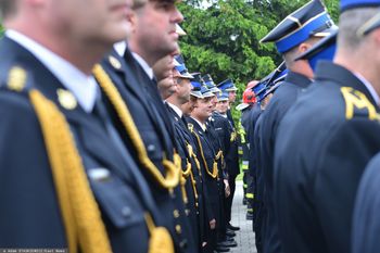 Ponad 5 tys. na rękę i prawie 2 tys. na mieszkanie. Brakuje 1700 osób