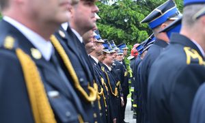 Ponad 5 tys. na rękę i prawie 2 tys. na mieszkanie. Brakuje 1700 osób