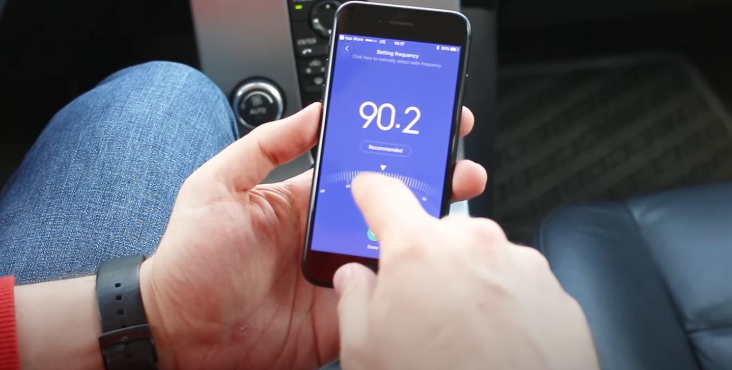 Ustawianie częstotliwości transmitera FM w telefonie.