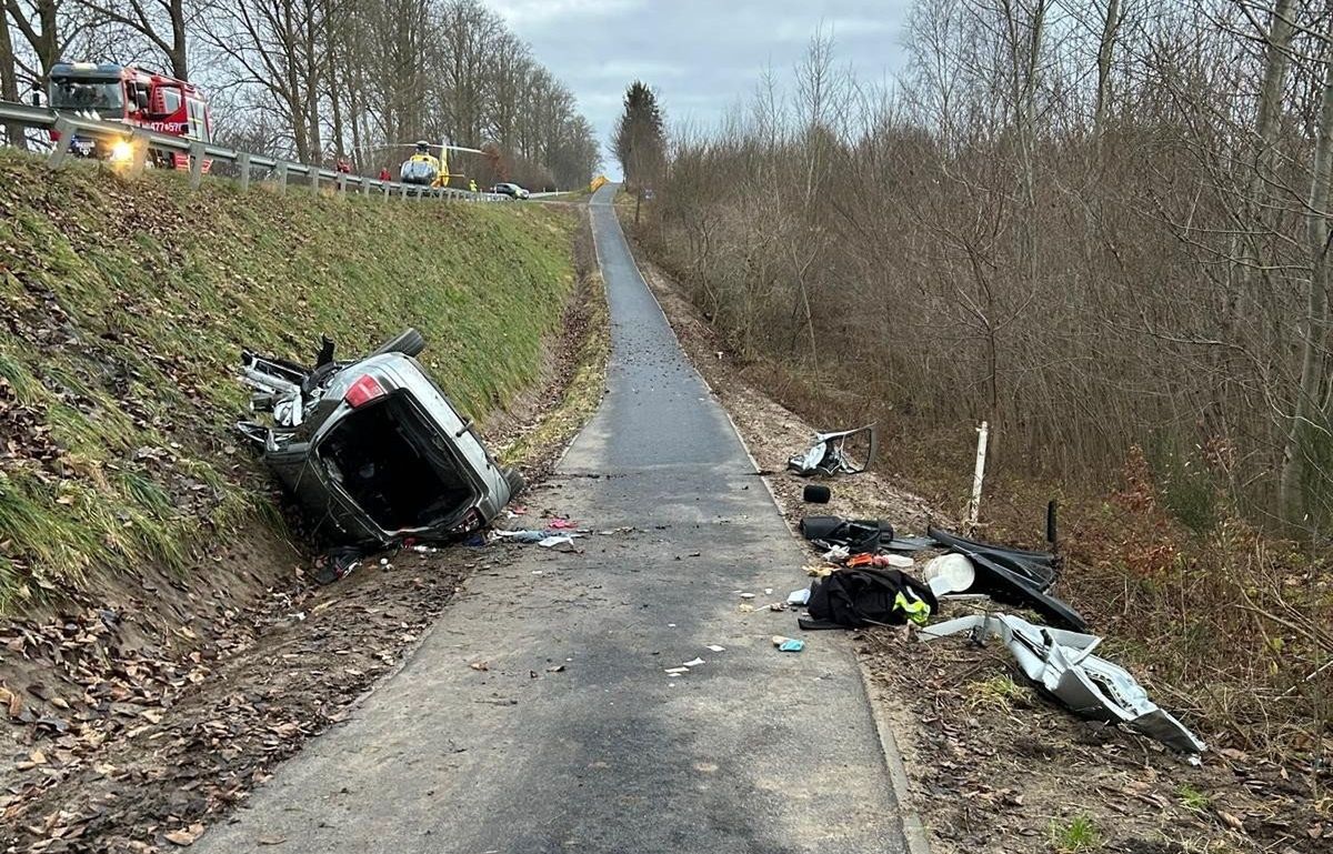 Koszmarny wypadek. Auto wypadło z drogi. Nie żyje jedna osoba
