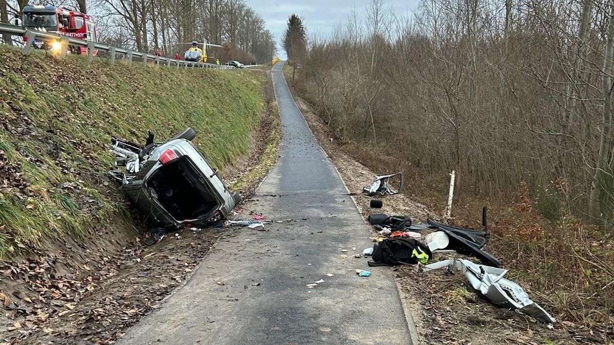 Jedno z aut zostało wyrzucone z drogi.