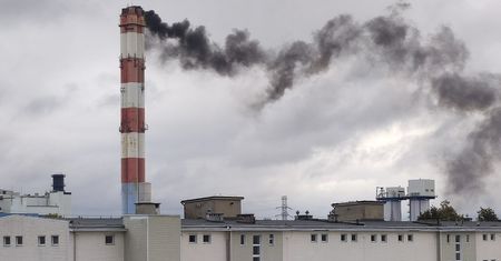 Czarny dym z komina Elektrociepłowni Wrotków zaniepokoił mieszkańców Lublina. Co się dzieje?