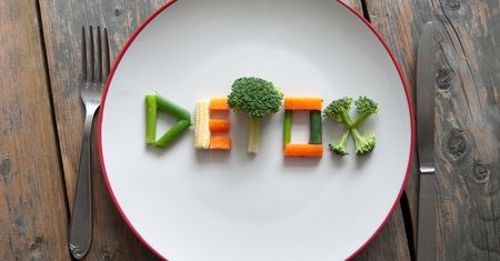 Dieta oczyszczająca bez tajemnic. Kto potrzebuje detoksu i jakie są rodzaje kuracji oczyszczających?