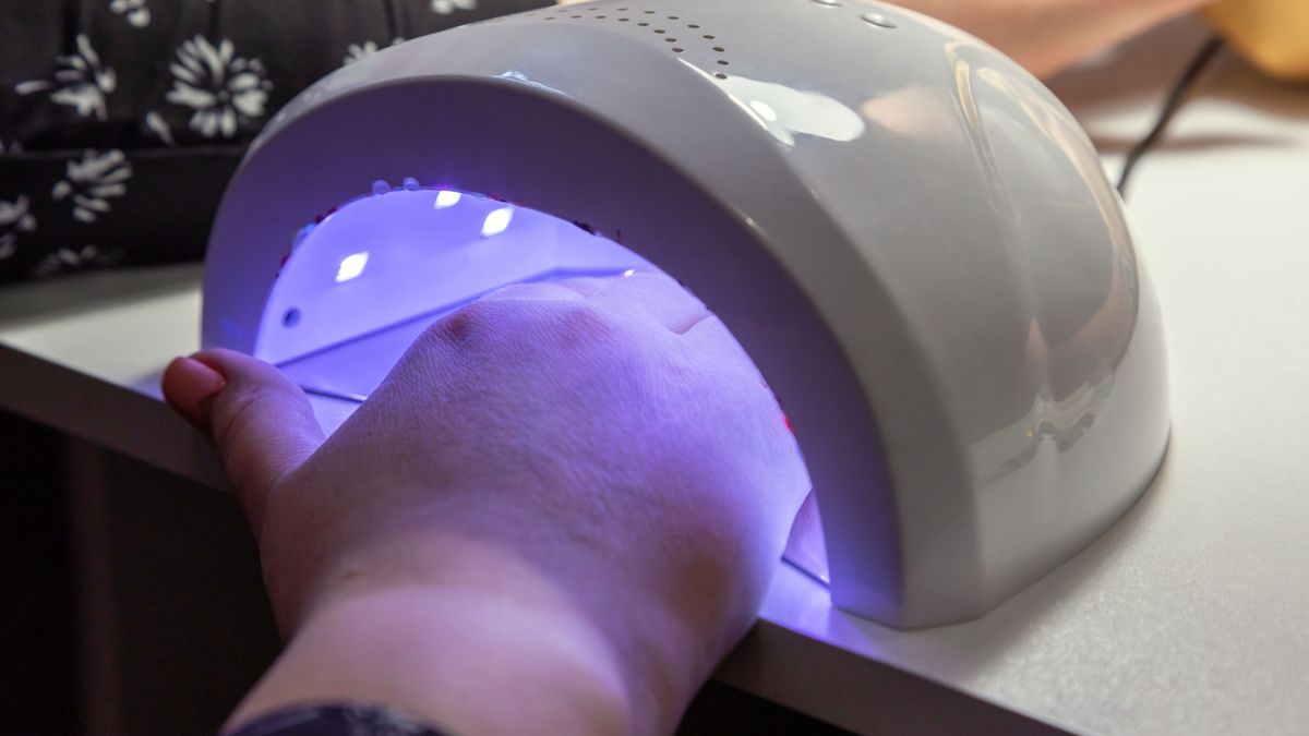 Dr Neera Nathan ostrzega przez manicure żelowego i hybrydowego