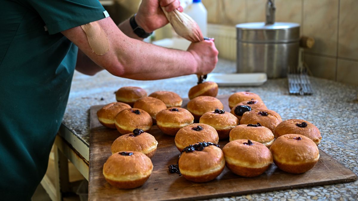 produkcja p�czk�w
Rzesz�w, 11.02.2026. Produkcja p�czk�w na T�usty Czwartek w cukierni Rak&Or�owski w Rzeszowie, 11 bm. T�usty Czwartek rozpoczyna ostatni tydzie� karnawa�u. (dd/amb) PAP/Darek Delmanowicz
Darek Delmanowicz
ciasto na p�czki, cukiernia, cukiernia Rak&Or�owski, cukiernicy, cukiernik, kalorie, p�czek, p�czk�w, produkcja, t�usty czwartek, ciastka, ciastko, dro�dzowe, krepel, kreple, lukier, �akocie, �ako�, pampuchy, p�czusie, polewa, purcle, z lukrem