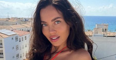 Zadała szyku w tropikach. Góra od bikini w panterkę to nie wszystko