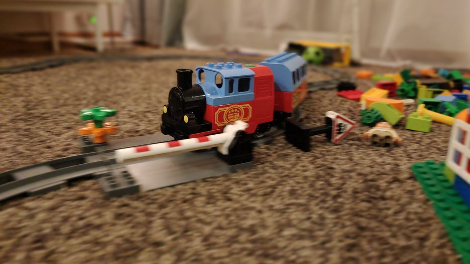 Zdjęcie w ruchu kolejki Lego Duplo. Wykonane vivo X51