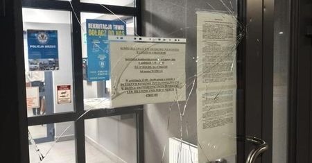 "Kamień w drzwi komisariatu i wódka w żyłach" – 32-latek w kilka minut wpadł w ręce dzielnicowych z Grodkowa