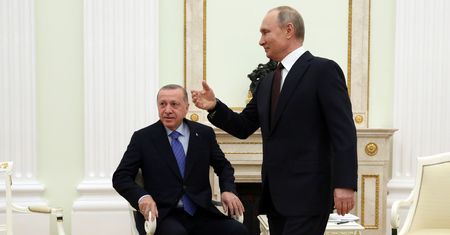Politico: Turcja stąpa po kruchym lodzie. Trudna "miłość" Erdogana i Putina