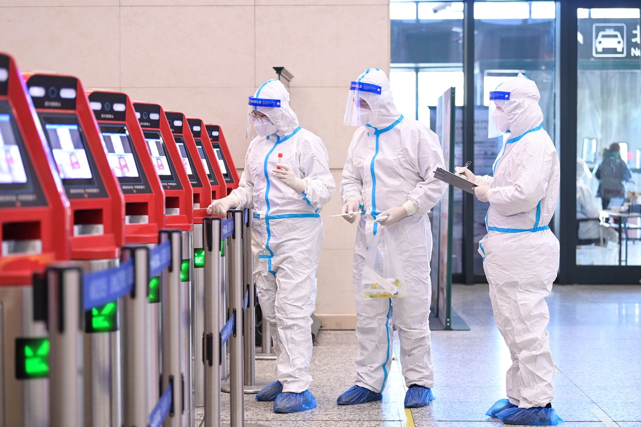 Lockdown w kolejnych chińskich miastach. Mieszkańcy mają dość