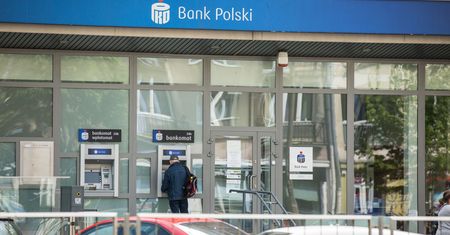 Obróciła kartę i zamrugała ze zdziwienia. To nie błąd fabryczny