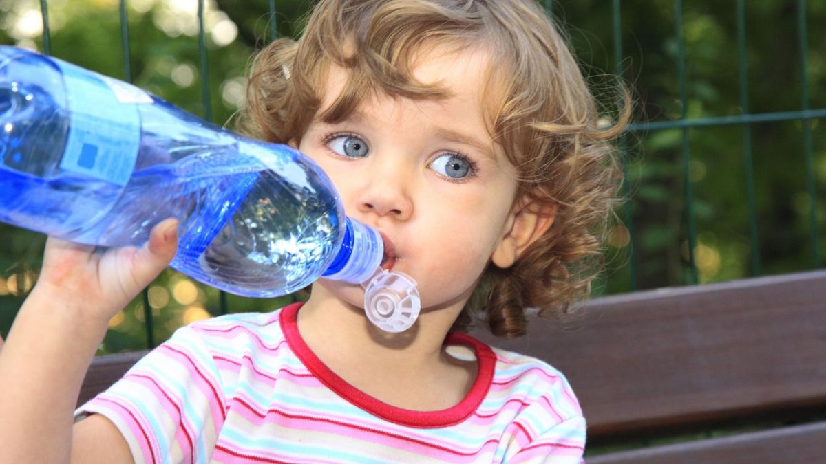 Nie podawaj dziecku wody w plastikowej butelce. Jest szkodliwa zwłaszcza podczas upałów