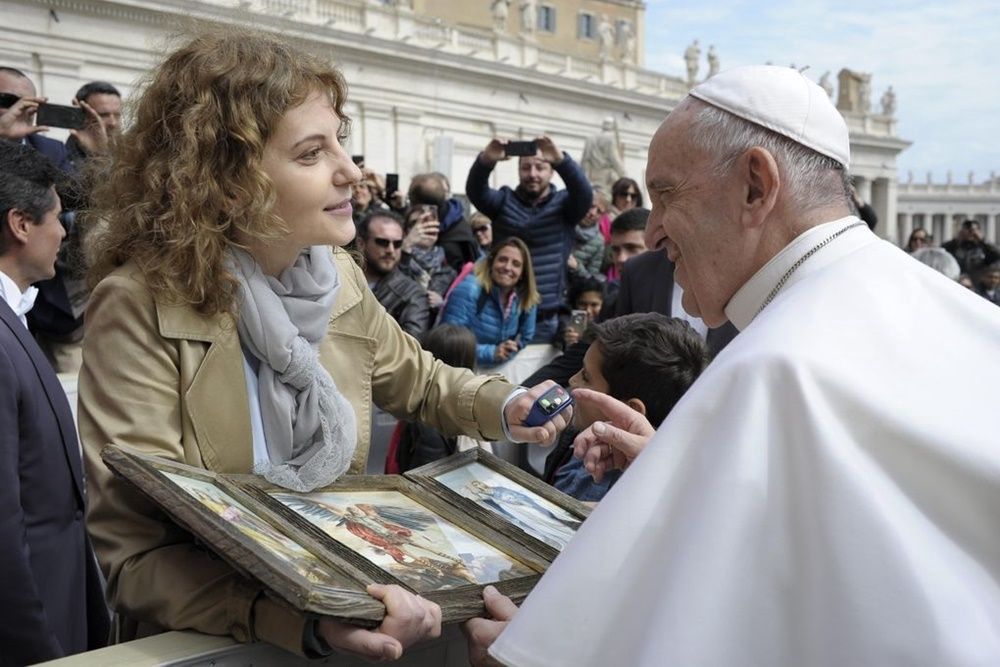 W 2019 roku opaska została zaprezentowana papieżowi Franciszkowi