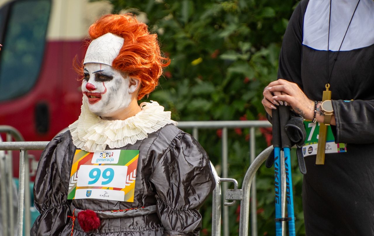 Bieg Filmowy w Wałczu – uczestnik przebrany za Pennywise