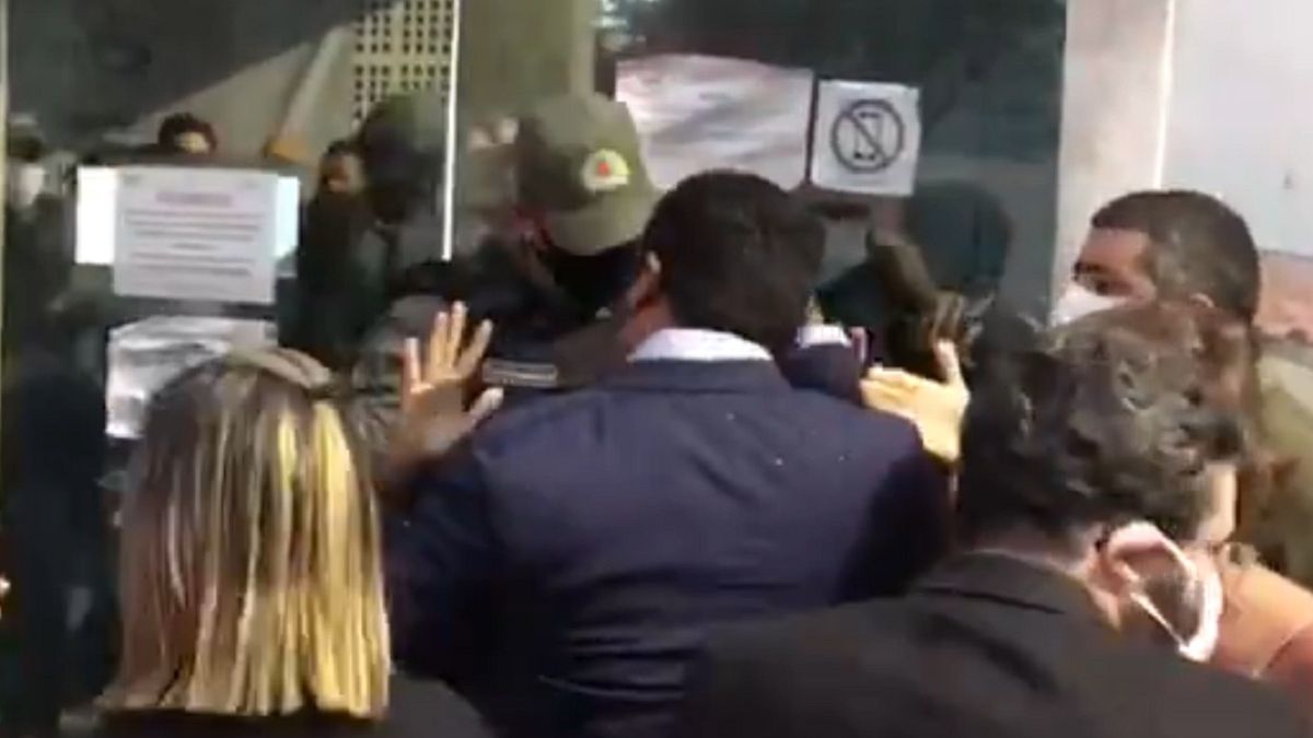 Protestujący przed szpitalem