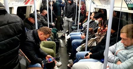 Koronawirus w Wielkiej Brytanii. Tak londyńczycy słuchają premiera. Zdjęcia