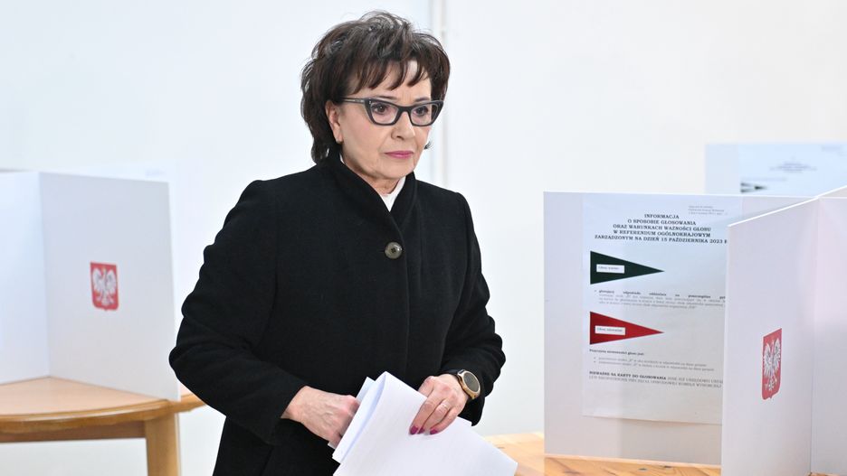 Jawor (woj, dolnośląskie), 15.10.2023. Wybory parlamentarne 2023. Marszałek Sejmu Elżbieta Witek oddała głos w lokalu wyborczym w Jaworze, 15 bm. Trwa głosowanie w wyborach parlamentarnych i towarzyszącym im referendum. Do jego zakończenia obowiązuje cisza wyborcza i referendalna. (aldg) PAP/Maciej Kulczyński