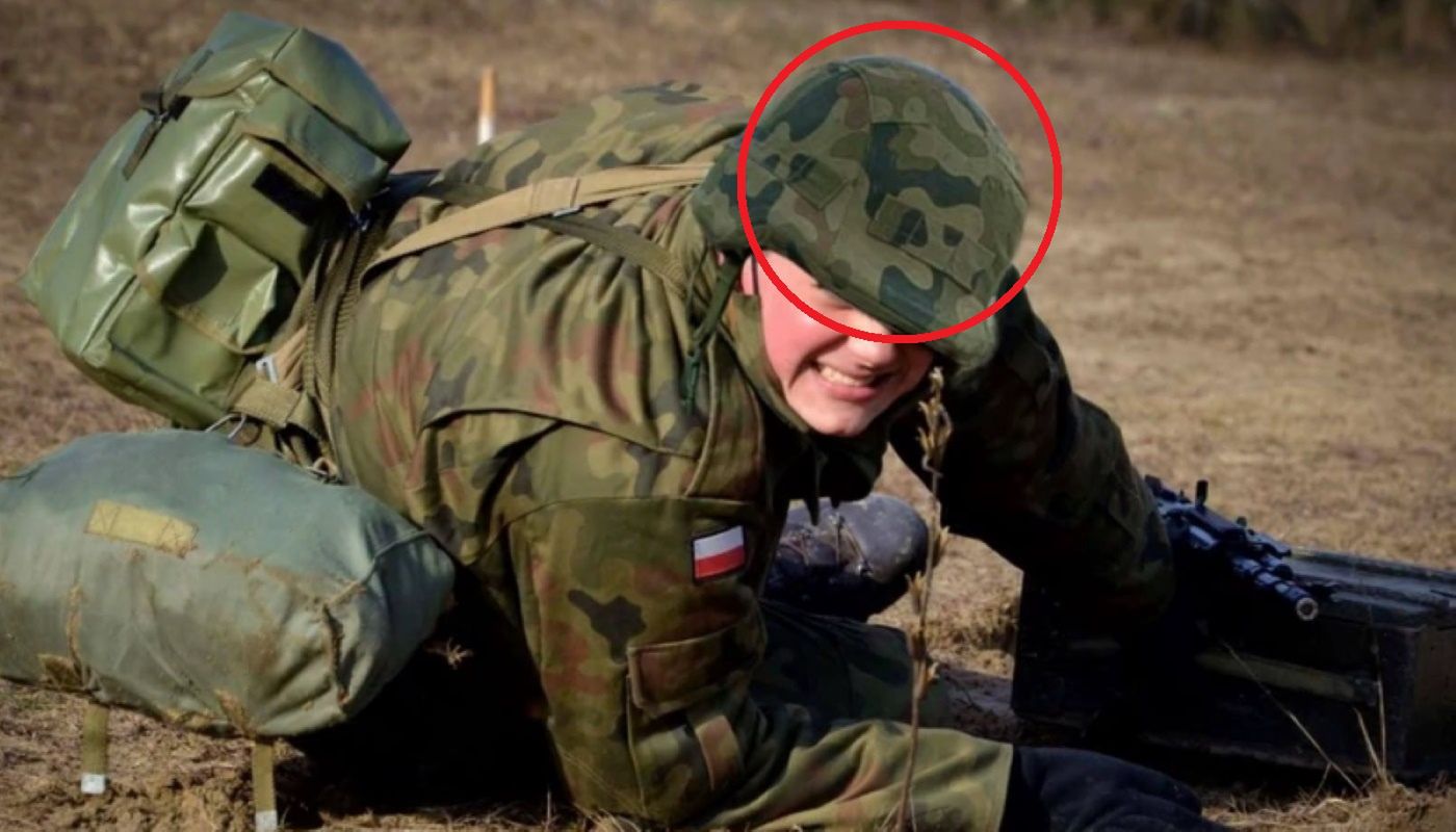 Internauci zauważyli, że hełmy na głowach żołnierzy zostały dorobione im w programie Photoshop 
