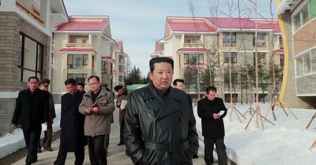 Kim Dzong Un pokazał się publicznie od ponad miesiąca. Zdjęcia z placu budowy miasta przy granicy z Chinami
