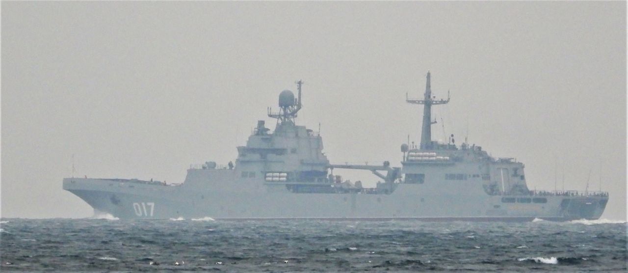 Duży okręt desantowy "Piotr Morgunow" w morzu