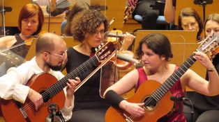 Zielona Góra: O sole mio, Tico tico, tort i dwa muzyczne małżeństwa na scenie. Za nami finał jubileuszowego Międzynarodowego Festiwalu Gitarowego