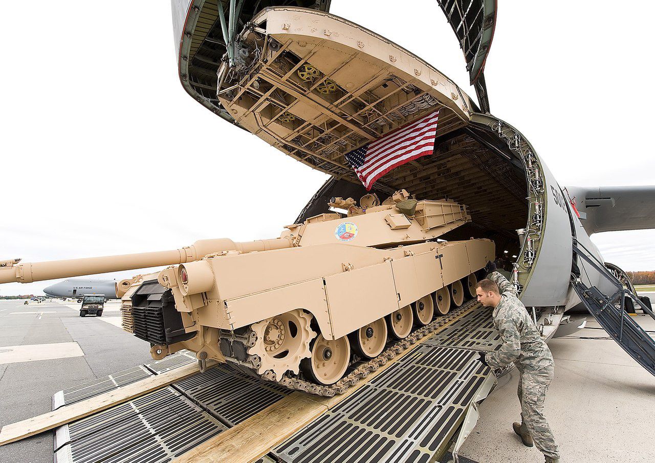Załadunek czołgu M1A1Abrams do samolotu C-5 Galaxy