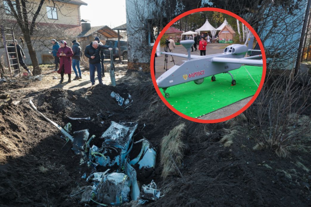 Tak wygląda dron, który miał wlecieć na teren Polski. W tle zniszczenia po ostrzale przedmieść Kijowa