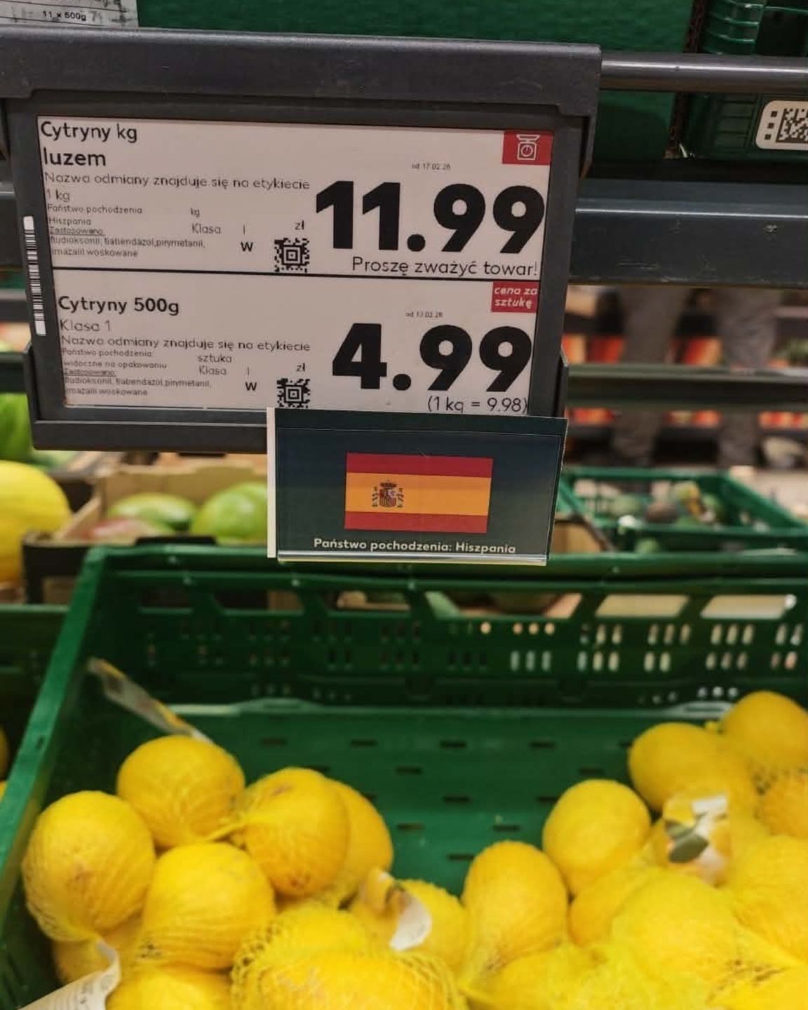 Flagi przy cytrynach w Kauflandzie