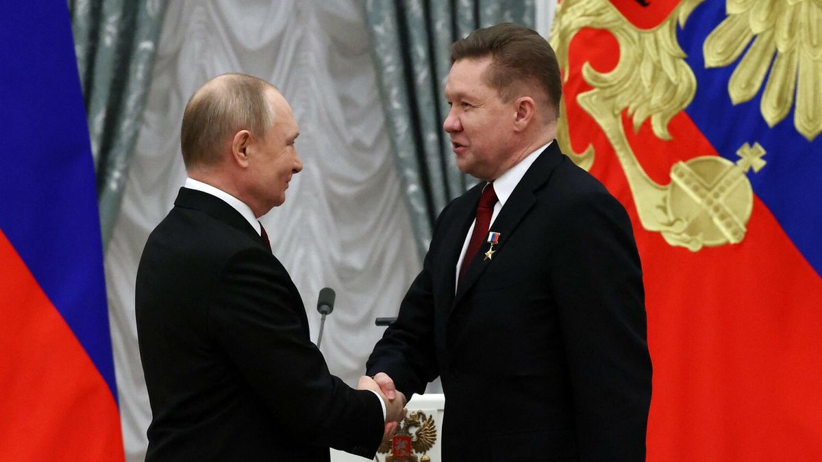 arch49Russia's President Vladimir Putin (L) shakes hands with Gazprom CEO Alexei Miller after awarding him with the title of "Hero of Labor of the Russian Federation"  during an award ceremony  at the Kremlin in Moscow on February 2, 2022. (Photo by Sergei KARPUKHIN / POOL / AFP)SERGEI KARPUKHIN