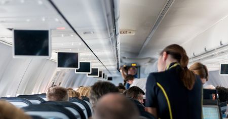 Kiedy lepiej nie wsiadać na pokład samolotu? Stewardesa przestrzega
