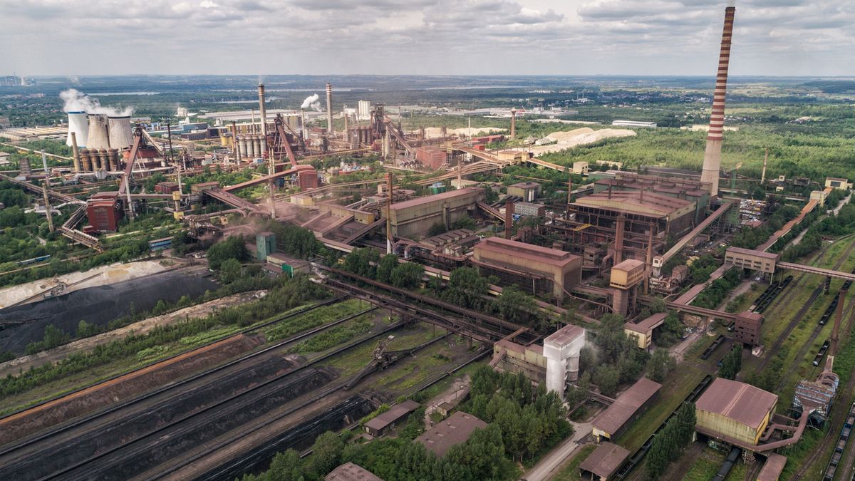 Na zdjęciu huta w Dąbrowie Górniczej, w której wstrzymana zostanie praca jednego z dwóch pieców. Związkowcy obawiają się, że piec nigdy nie będzie już uruchomiony i zapowiadają protest