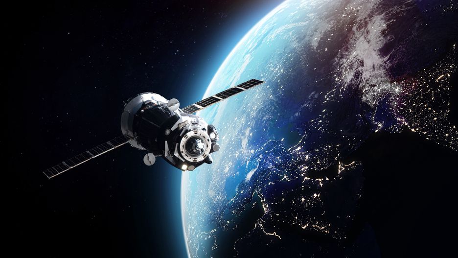 Satelita w kosmosie.