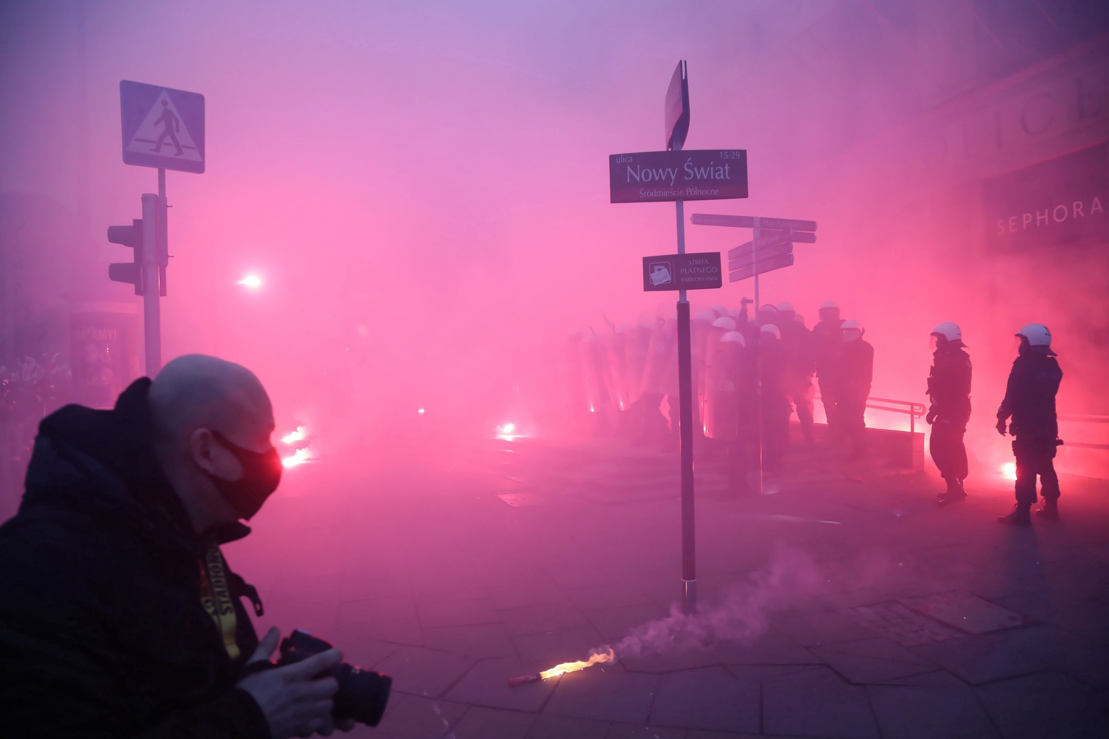 Warszawa, 11.11.2020. Policja na rondzie de Gaulle'a podczas Marszu Niepodległości w Warszawie. (mr) PAP/Wojciech Olkuśnik