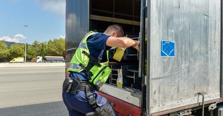 Uzbek jechał polskim dostawczakiem. Szokujące, co znaleźli Francuzi