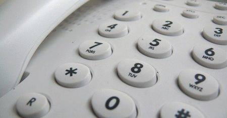 Mówią, że dzwonią z banku? Uważaj – to mogą być oszuści. Kobieta straciła 44 tysiące