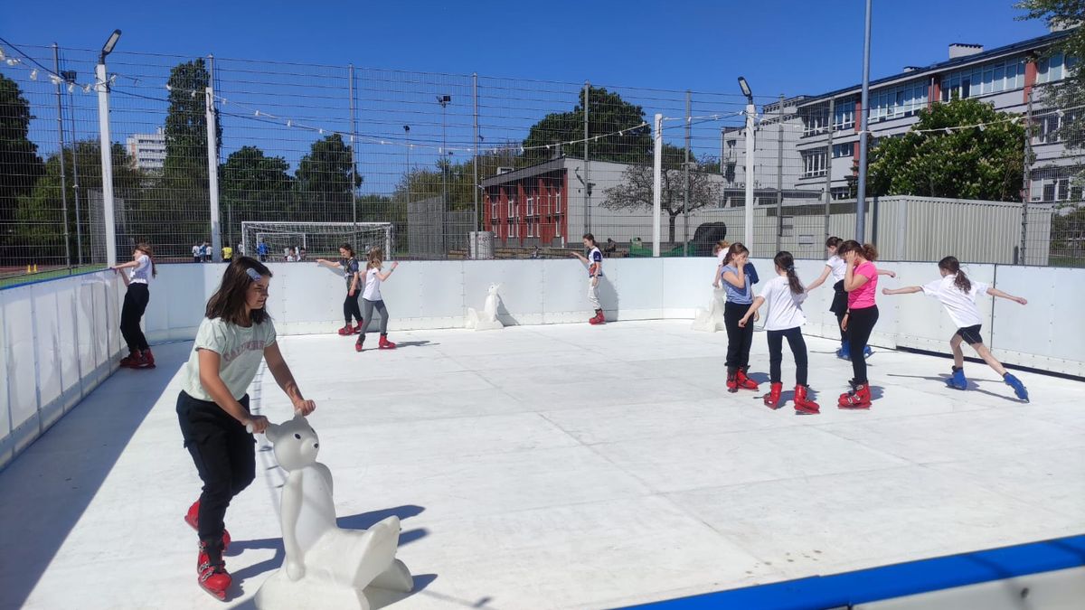 Syntetyczne lodowisko na Bielanach już działa