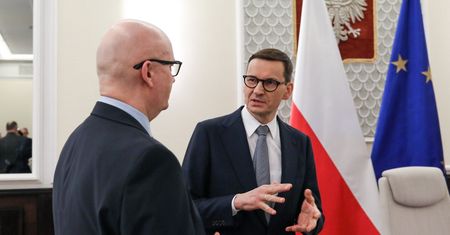 Premier zarzuca chciwość bankom, a sam skąpi obywatelom pieniędzy i pilnuje kosztów