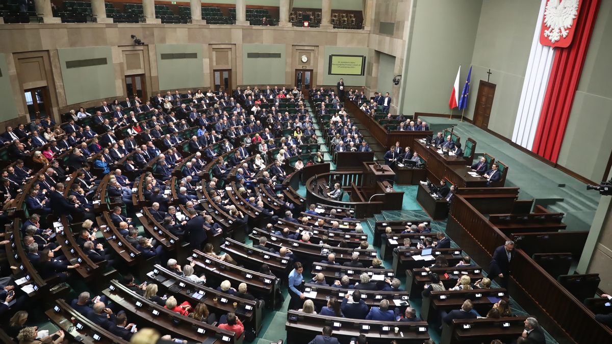 Warszawa, 26.10.2022. Posłowie na sali obrad Sejmu w Warszawie, 26 bm. Sejm rozpoczął dwudniowe posiedzenie; posłowie mają m.in. przeprowadzić drugie czytanie rządowego projektu nowelizacji ustawy o emeryturach i rentach z Funduszu Ubezpieczeń Społecznych oraz niektórych innych ustaw. (aldg) PAP/Tomasz Gzell