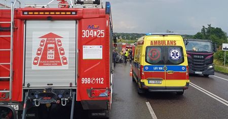 Dachowanie samochodu na trasie Lublin – Niemce. Kierowcy stoją w długich korkach