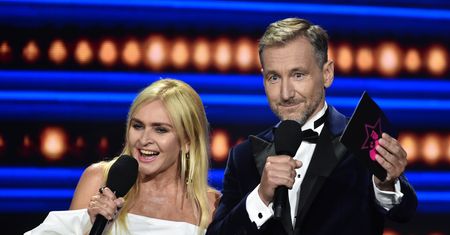 Dziennikarze TVN24 nie oszczędzali PiS i Kukiza. Dobitne żarty ze sceny w Sopocie