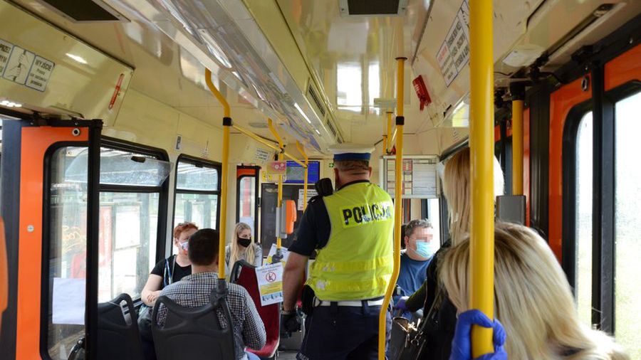Policja. Kontrola maseczek w tramwaju