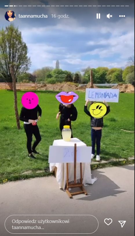 Dzieci Muchy sprzedają lemoniadę na Polu Mokotowskim.