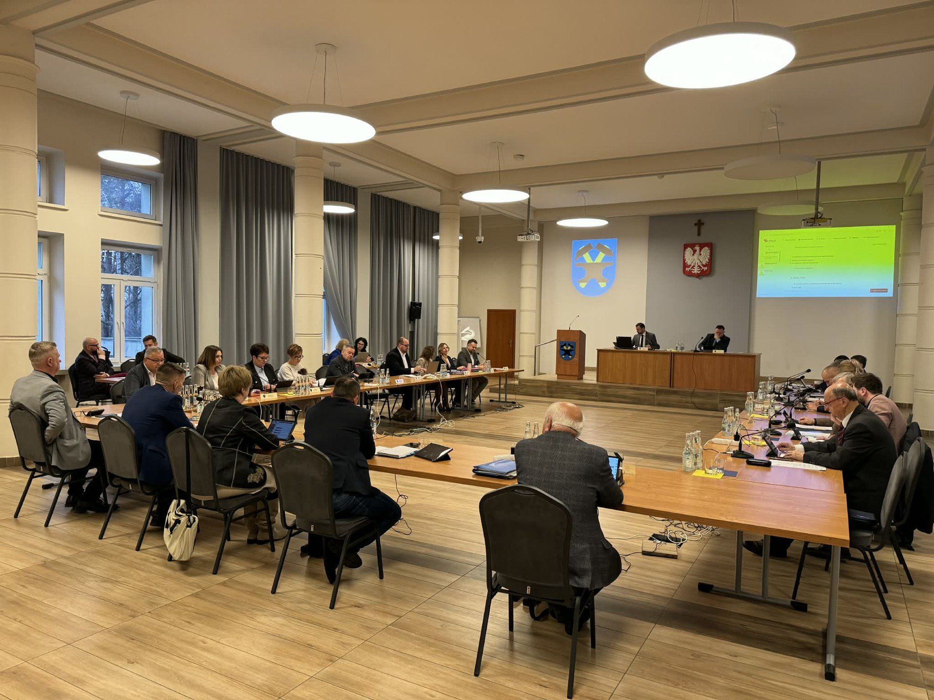 Radni Rady Miejskiej w Starachowicach podjęli decyzję o podwyżce pensji prezydenta Starachowic, Marka Materka.