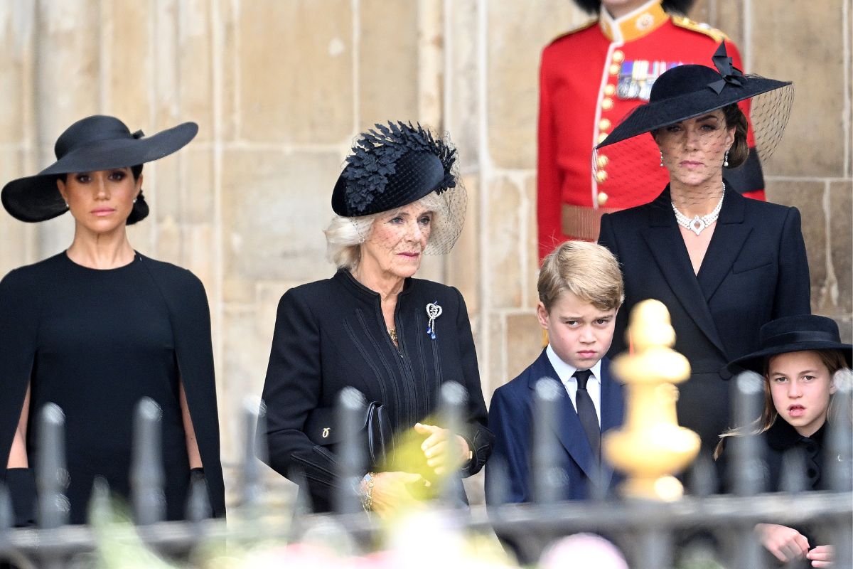 Czy królowa małżonka Camilla, księżna Kate, Meghan Markle ubrały się zgodnie z etykietą królewską?