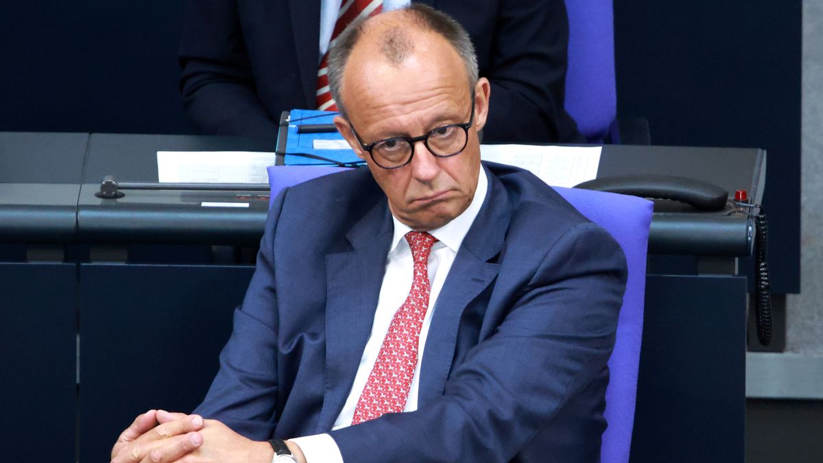 German Chancellor Friedrich Merz looks on during a session of the German parliament 'Bundestag' to present the draft budget for 2025, in Berlin, Germany, 08 July 2025. EPA/CLEMENS BILAN Dostawca: PAP/EPA.