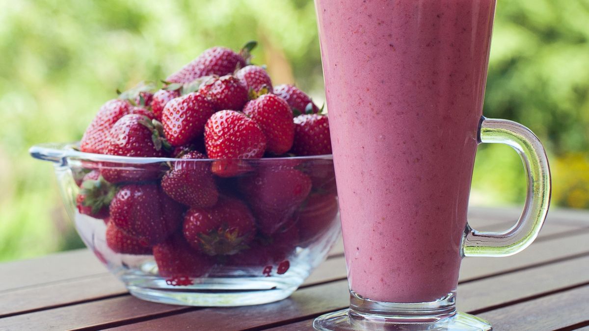 Koktajl truskawkowy ze skyrem smakuje obłędnie
