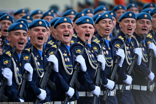 Dzie? Zwyci?stwa w MoskwieRussian servicemen march on Red Square during the Victory Day military parade in central Moscow on May 9, 2022. - Russia celebrates the 77th anniversary of the victory over Nazi Germany during World War II. (Photo by Kirill KUDRYAVTSEV / AFP)KIRILL KUDRYAVTSEV