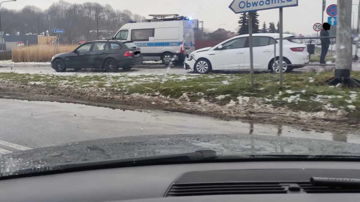 Zderzenie BMW z renaultem na rondzie Dmowskiego